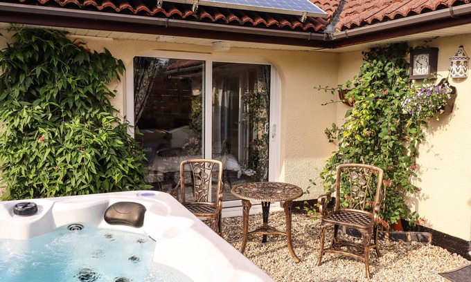 Goxhill Cottage | SUNNYSIDE, with hot tub in Barrow-Upon-Humber