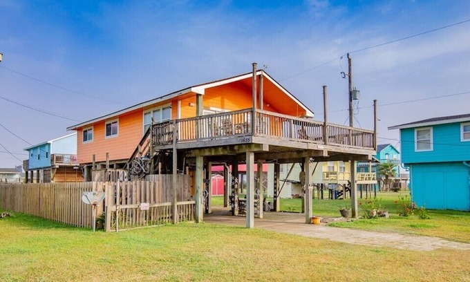 Surfside Beach House | SunRay! 2nd Row, Ocean View, Walk to Beach, 3 Bedrooms, 2 Bathrooms, Family Home
