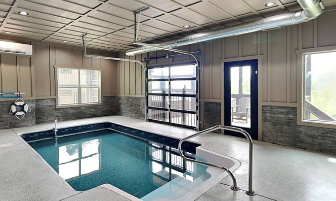 Gatlinburg - Pigeon Forge Cabin | Sunrise in the Cove | Modern, Pet-Friendly w. Indoor Pool