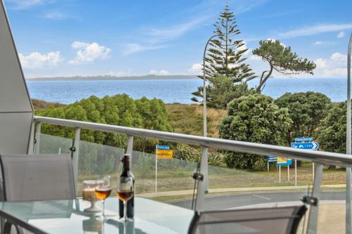 Papamoa Beach Apartment | Sunrise, Seaviews and BBQs-Papamoa Beach Apartment