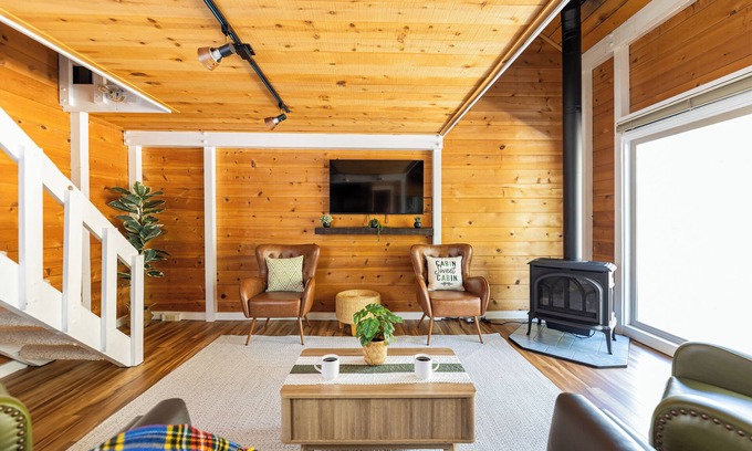 Sunriver Cabin | Sunriver Charmer-Updated Family Cabin w/SHARC, Village Access-Comfortable for 6