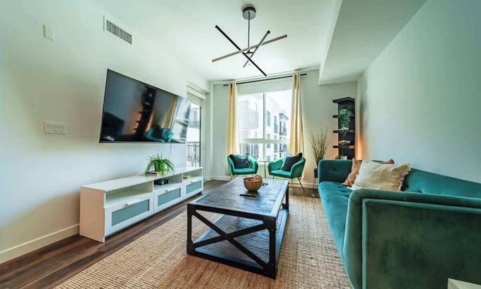 Moorpark Apartment | Sunset Blvd 1 Bed Apt in the Heart of Hollywood