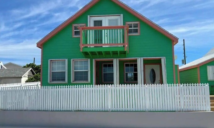 Green Turtle Cay Cottage | Sunset cottage on the sea of Abaco. Located in New Plymouth and near everything.