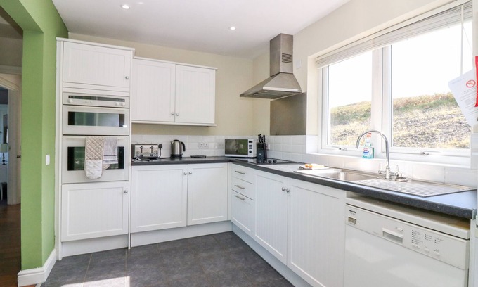 Gruline Cottage | SUNSET COTTAGE, pet friendly in Craignure, Isle Of Mull