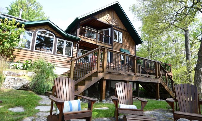 Frontenac House | Sunset Cove Waterfront nature retreat with bunkie