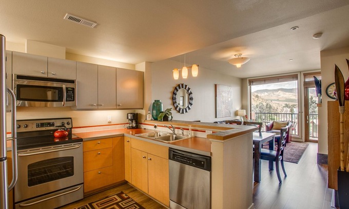 Chelan Condo | Sunset Escape 302 - 2 bed, 2 bath Condo Near Lakeside Park Lake Chelan