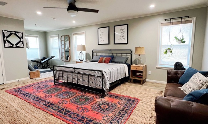 Bryan House | Sunset Farm in Aggieland - Country Life 15 miles from Kyle Field - up to 14 ppl