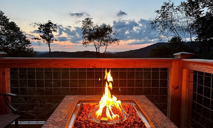 Wolf Laurel Cabin | Sunset Mtn View*Massage Chair*Hot Tub*Game Rm*Hiking*near Hatley Pointe*Fire Pit