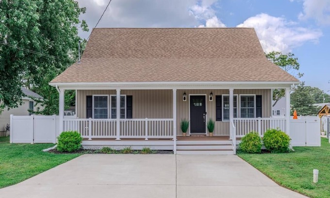 Villas House | Sunset Sands - Bayside Home in Villas.﻿ This cozy, modern bayside home in Villas, NJ is perfect for families and friends. Just 2½ blocks from the peaceful Delaware Bay beach.