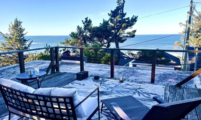 Oceanside House | Sunset Serenade Oceanview Property in Oceanside, 4 minute walk to beach.