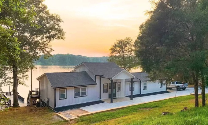 Dixie - Berryhill House | Sunset Shores - Lakefront w/Dock, Private Beach, Game Room, Pets OK, 20 Mins to Uptown, Jacuzzi Tub
