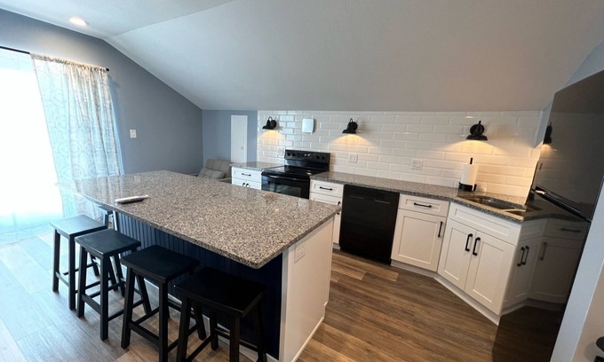 Vickery Cottage | Sunset View Bayfront Cottage