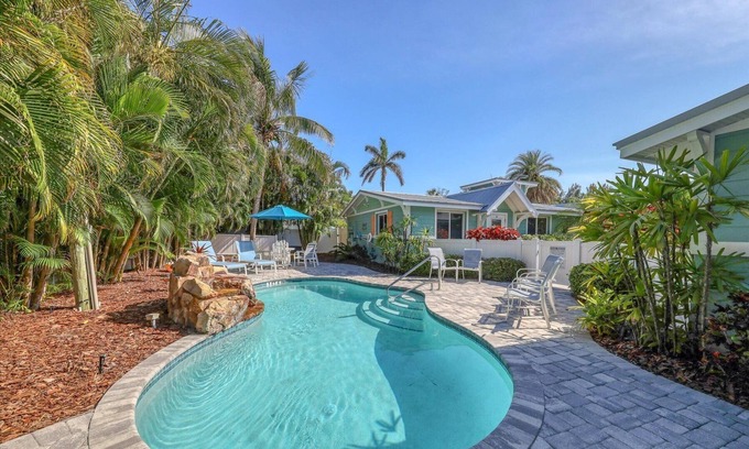 Ilexhurst Condo | Sunset Villa D by Beach Boutique Rentals