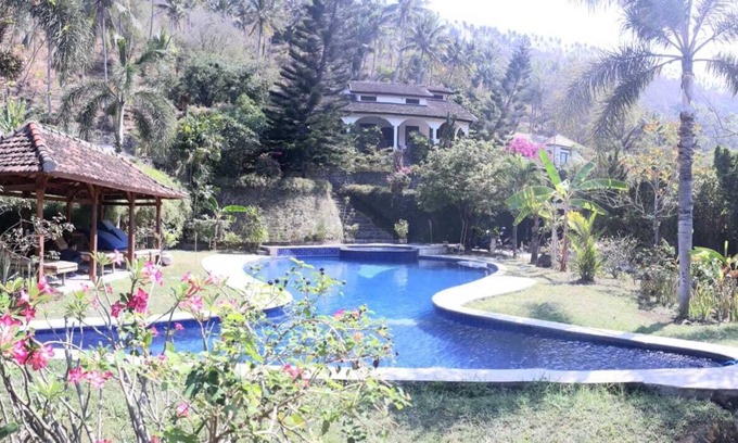 Senggigi Villa | Sunset villa Lombok, family villa with private pool and full staff.