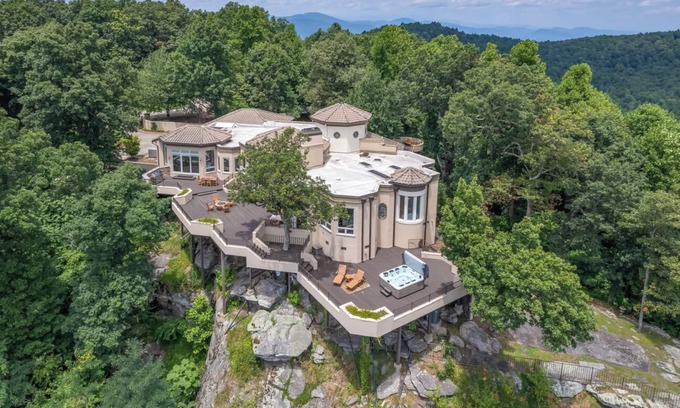 Lynn House | Sunset Villa | Stay in the Sky | Impeccable Views