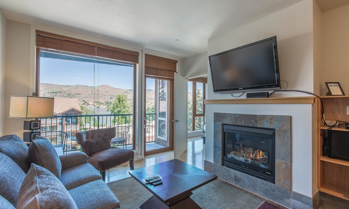 Chelan Condo | Sunshine Getaway 307 - 2 bed, 2 bath Condo Near Lakeside Park Lake Chelan