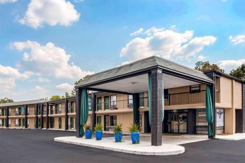 Daleville Hotel | Super 8 by Wyndham Daleville-Fort Novosel