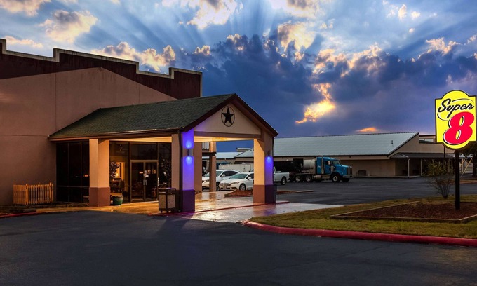 Giddings Hotel | Super 8 by Wyndham Giddings