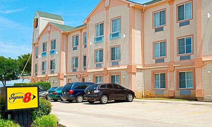 Irving Hotel | Super 8 by Wyndham Irving/DFW Apt/North