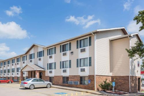 Manhattan Hotel | Super 8 by Wyndham Manhattan KS