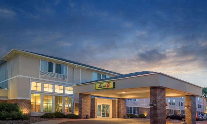 Menomonie Hotel | Super 8 by Wyndham Menomonie WI