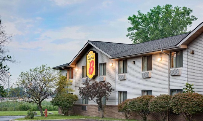 Mentor Hotel | Super 8 by Wyndham Mentor/Cleveland Area