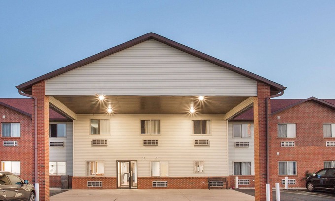 Monmouth Hotel | Super 8 by Wyndham Monmouth IL