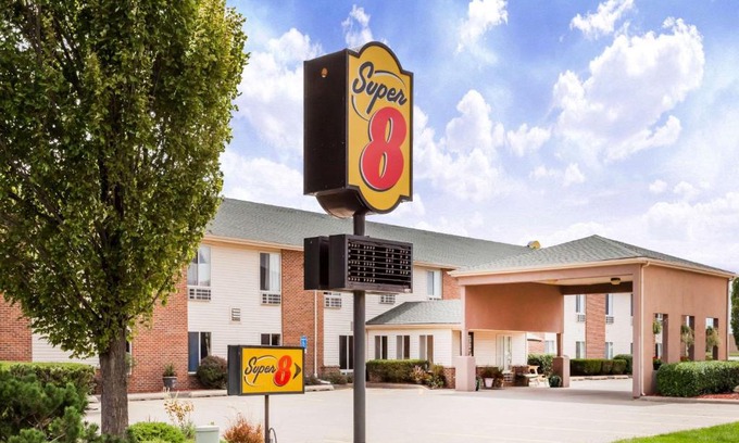Pekin Hotel | Super 8 by Wyndham Pekin/Peoria Area