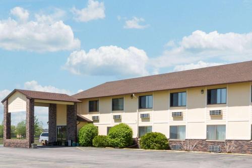 Perry Hotel | Super 8 by Wyndham Perry IA