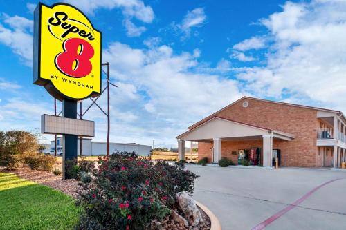 Pleasanton Hotel | Super 8 by Wyndham Pleasanton