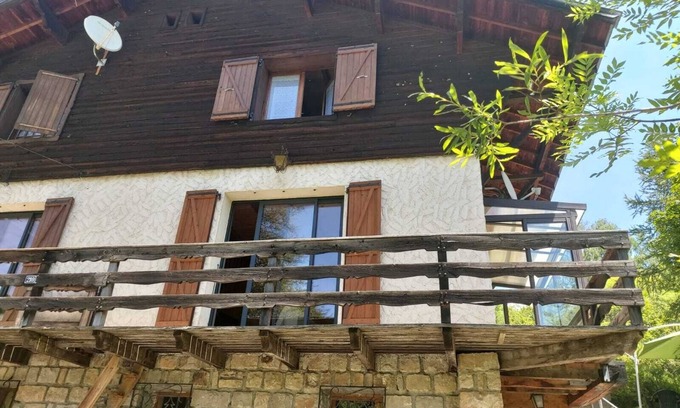 Allos Ski Chalet | Super Allos Chalet apartment (sleeps 6 + 2 extra beds)