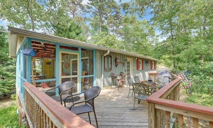 Reed Creek House | SUPER CUTE On the lake, Deep Water quiet cove; DOG FRIENDLY, easy walk to lake