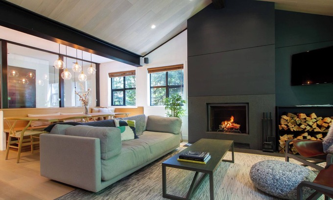 Blackcomb House | Super Lux Cabin in the Woods. Private Hot Tub & AC!