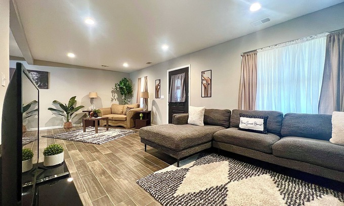 Southaven House | Super Spacious Safari Retreat. Lots of SPACE-Deck + Grill, near Memphis/Desoto