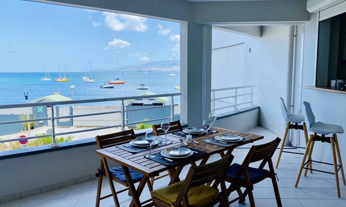 Trois-Ilets Apartment | Super T3 Neuf les Pieds Dans L'eau, Terrasse 4 Pers, vue mer = TOP Vacances