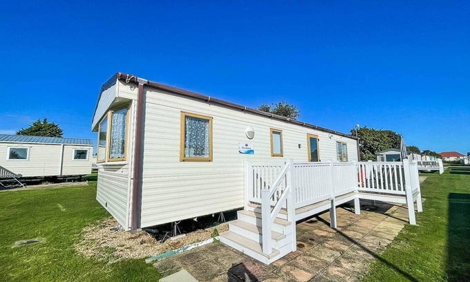 Clacton-on-Sea House | Superb 6 berth caravan with decking at Valley Farm Holiday Park ref 46565M