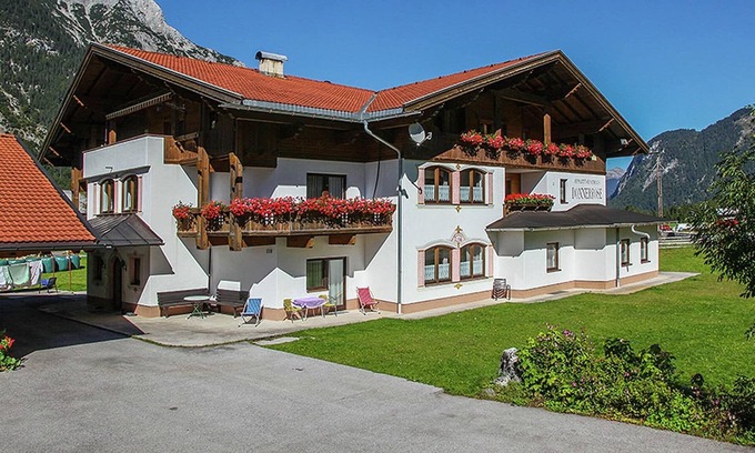 Leutasch Apartment | Superb Apartment in Leutasch Tyrol with Meadow around