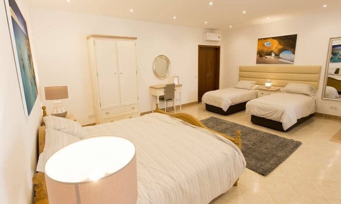 Lagoa e Carvoeiro Villa | Superb Carvoeiro Villa | Quinta dos Loendros | 10 Bedrooms | Pool Table |.