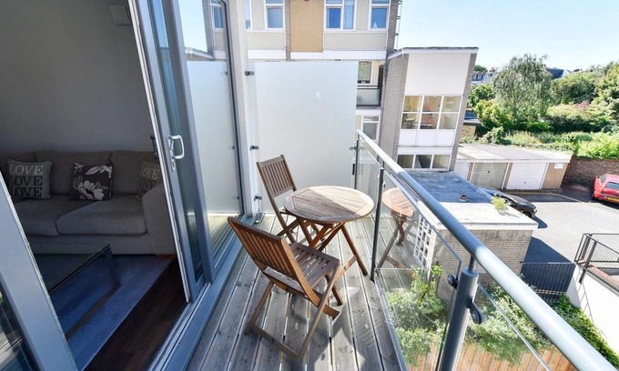 East Putney Apartment | Superb flat with balcony in Wandsworth (sleeps 6)
