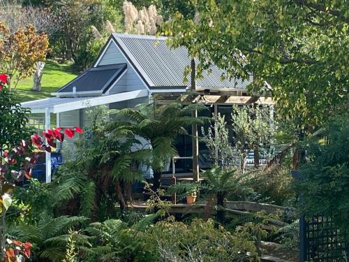 Whanganui House | Superb studio retreat with Spa, Pool & BBQ access