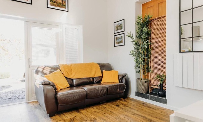 Caldicot House | Superb Tiny Home. Super fast Wi-Fi. Parking.