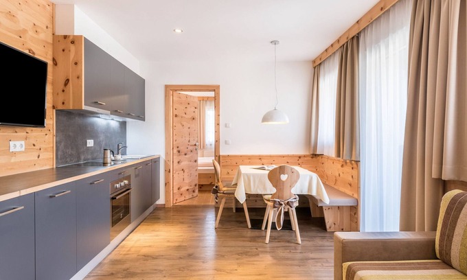 Gudon Apartment | Superior Holiday Apartment 'Marialisa Tulip' with Mountain View, Whirlpool & Wi-Fi