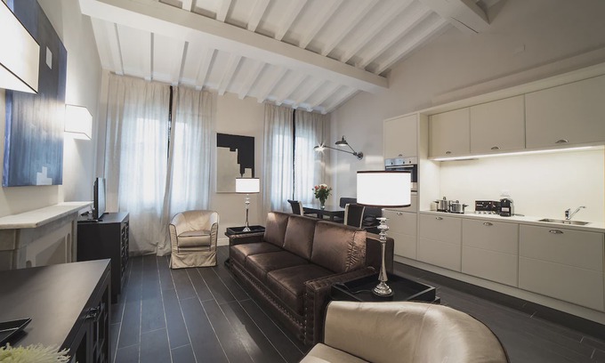 Santa Maria Novella Apartment | SUPERIOR Ognissanti Suite