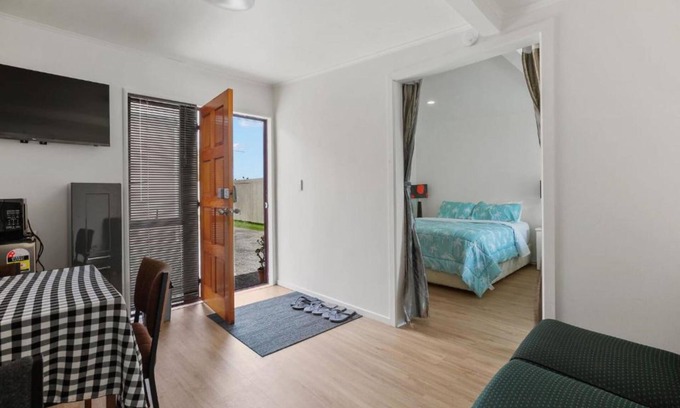 Te Awamutu House | Superking-bed granny flat/free wifi & parking - self check in