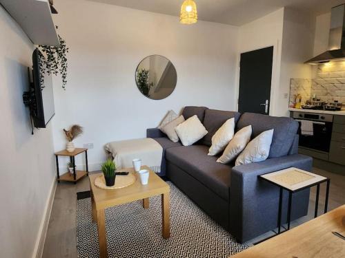 Grangetown Apartment | SuperValue Suite 3 - Fast WiFi, Hotel Linen, Keyless Entry, City only 10 Mins - BY PROPERTY PROMISE