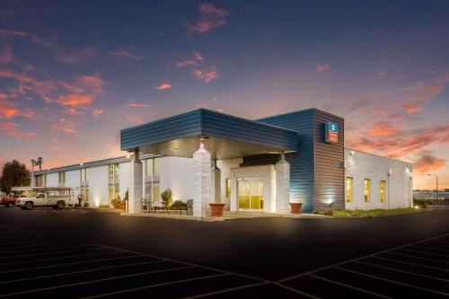 Jasper Hotel | SureStay Plus Hotel by Best Western Jasper