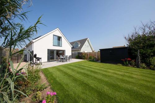 East Wittering House | Surfer's Paradise Steps to Beach Sleek&Stylish