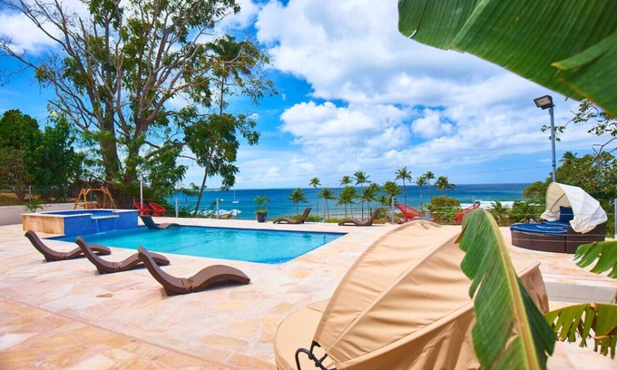Black Rock House | Surfers Paradise Villa & Lounge 7BRs Sleeps 34Ppl