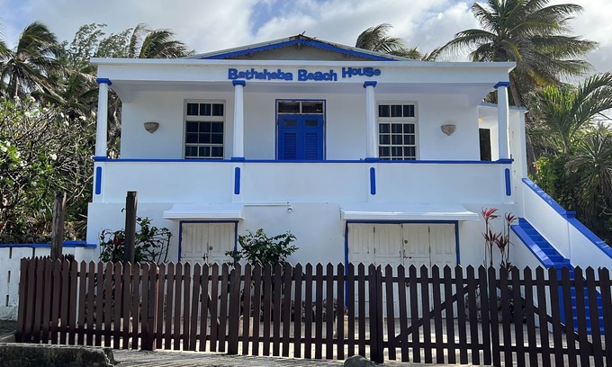 Hill Crest House | Surfs Up - bungalow style Beachhouse opposite Atlantic Ocean