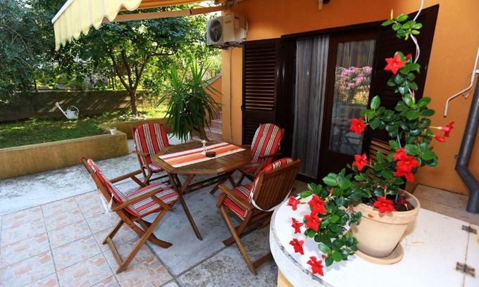 Sutomiscica Apartment | Sutomiscica Apartment Sleeps 5 WiFi